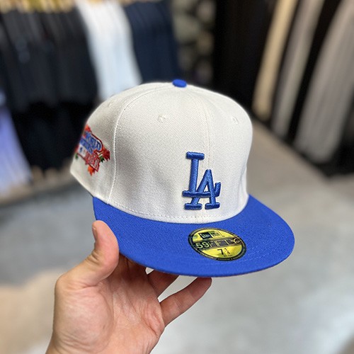 کلاه کپ فیت بک نیو ارا (NEW ERA LA) سفید شیری و آبی سایز  (1/4)7 (57.7 CM)